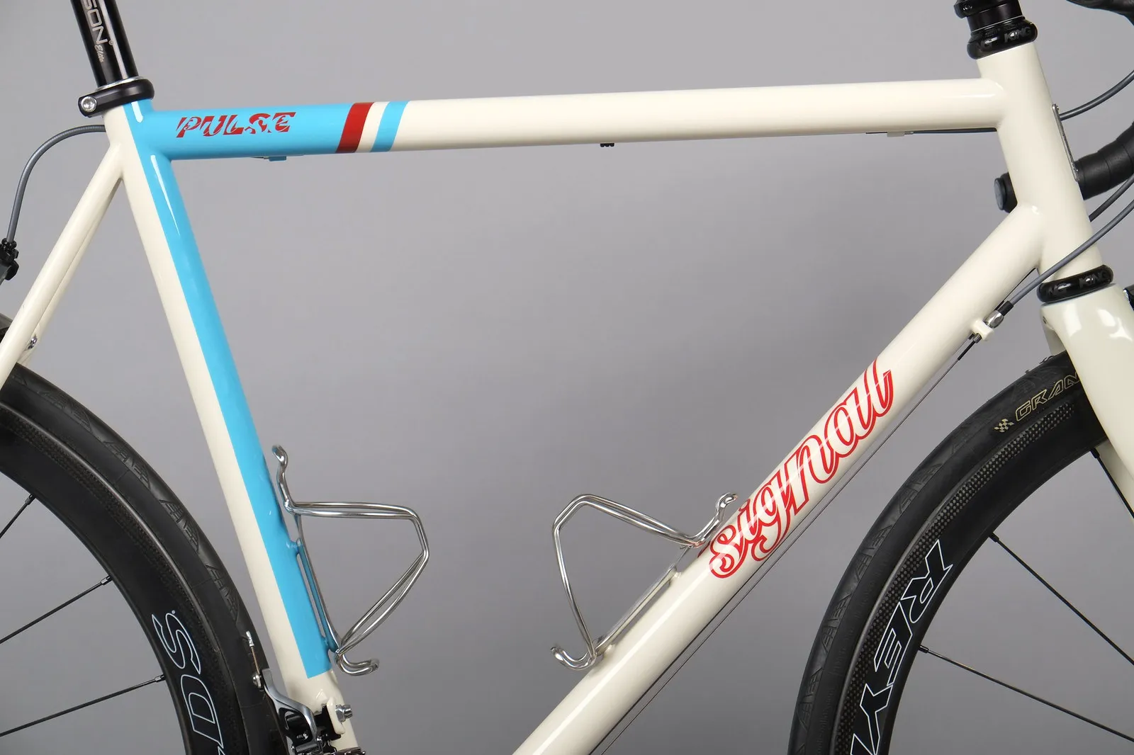 Signal Pulse, top tube decal and down tube logo