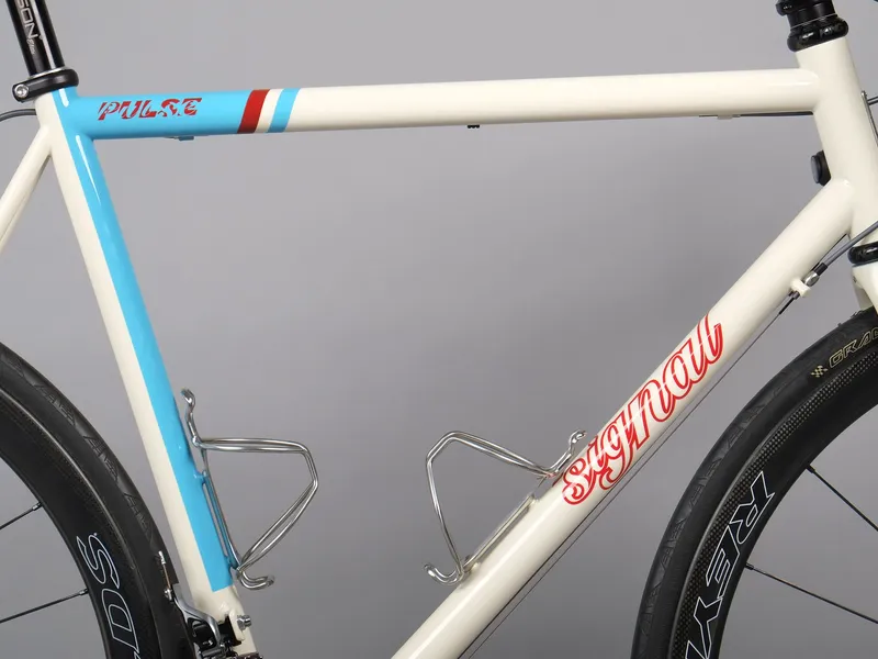 Signal Pulse, top tube decal and down tube logo