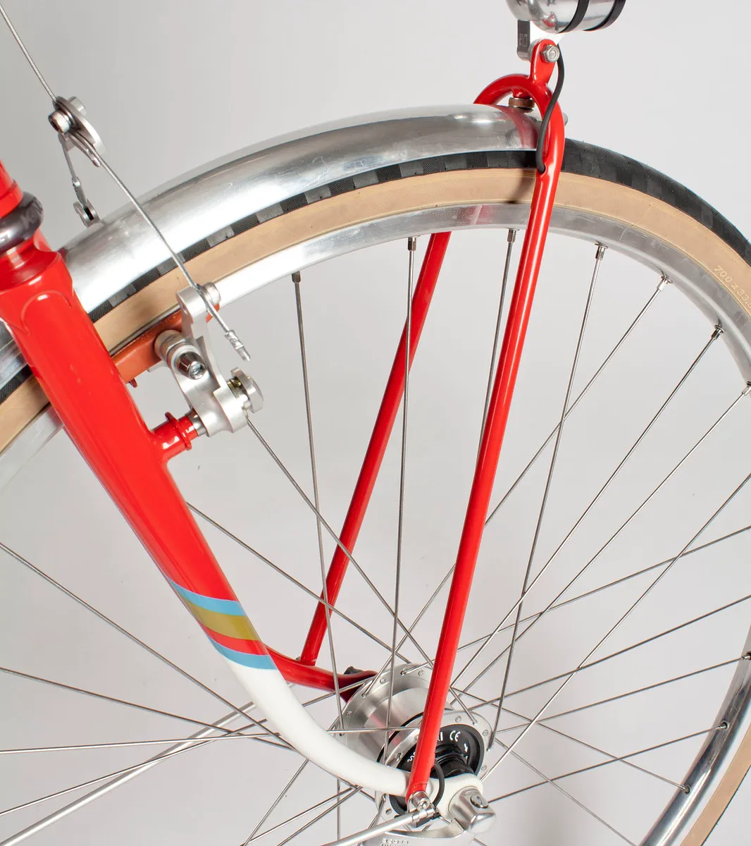 Light strut with internal routing