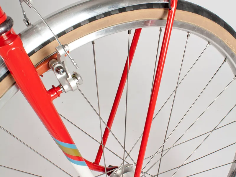 Light strut with internal routing